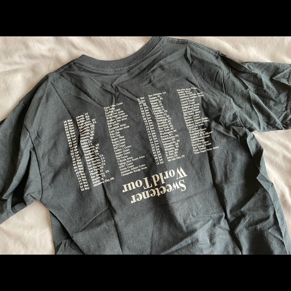 BNWT Ariana Grande concert tshirt - Picture 3 of 3